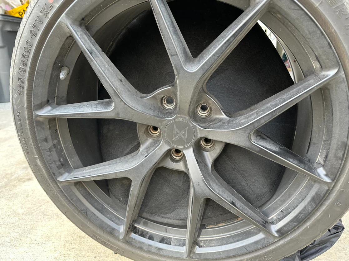 20-inch alloy wheel with 255/35R20 tire