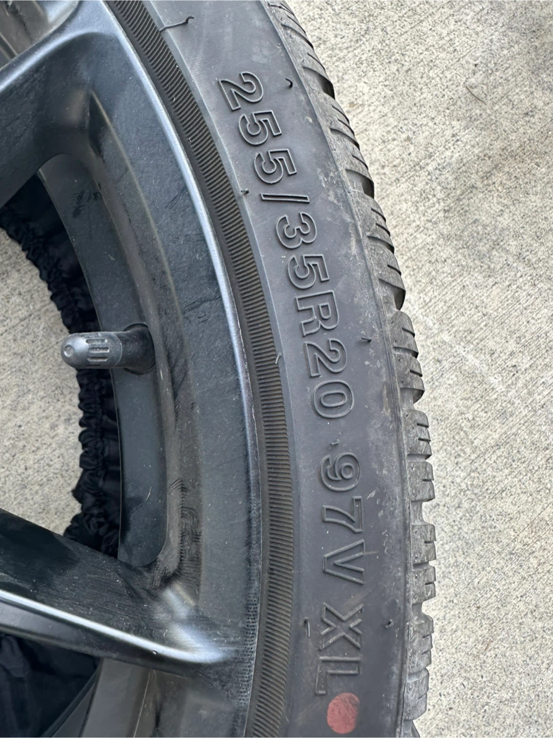 20-inch alloy wheel with 255/35R20 tire - photo 4