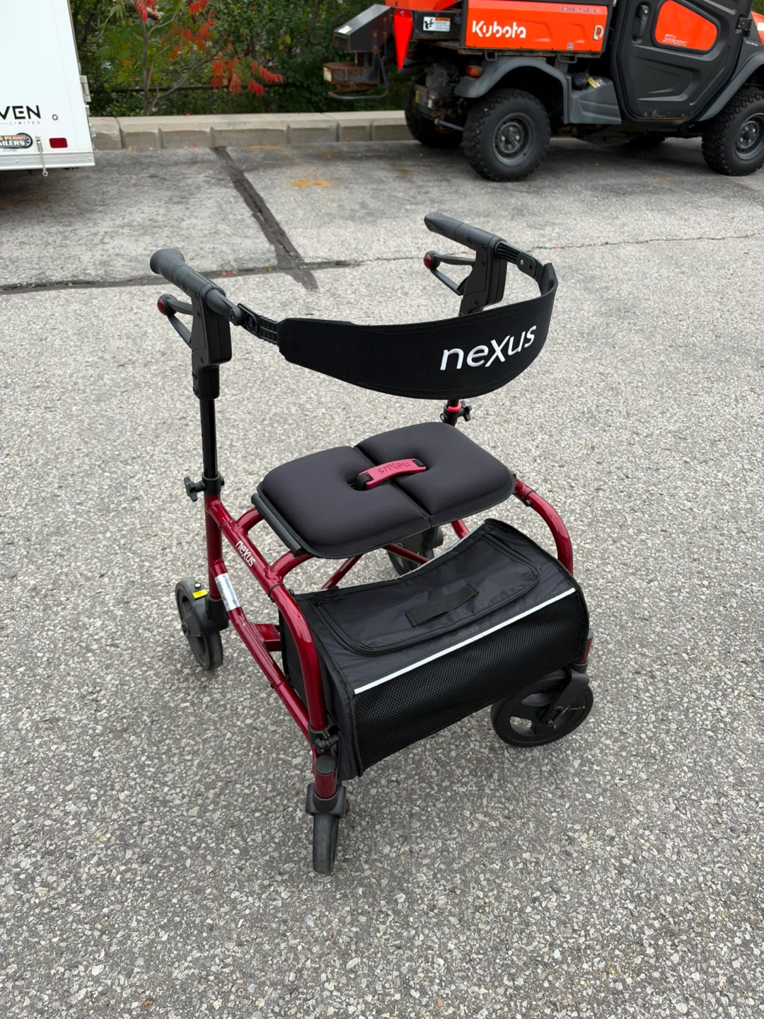 NEXUS 3 LOW WALKER ROLLATOR