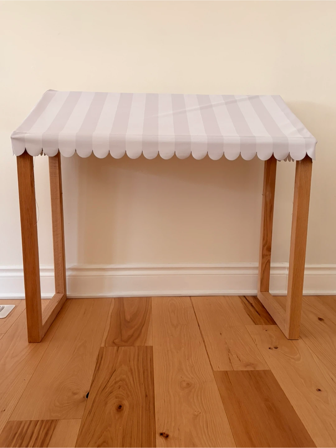 Play Market Stand