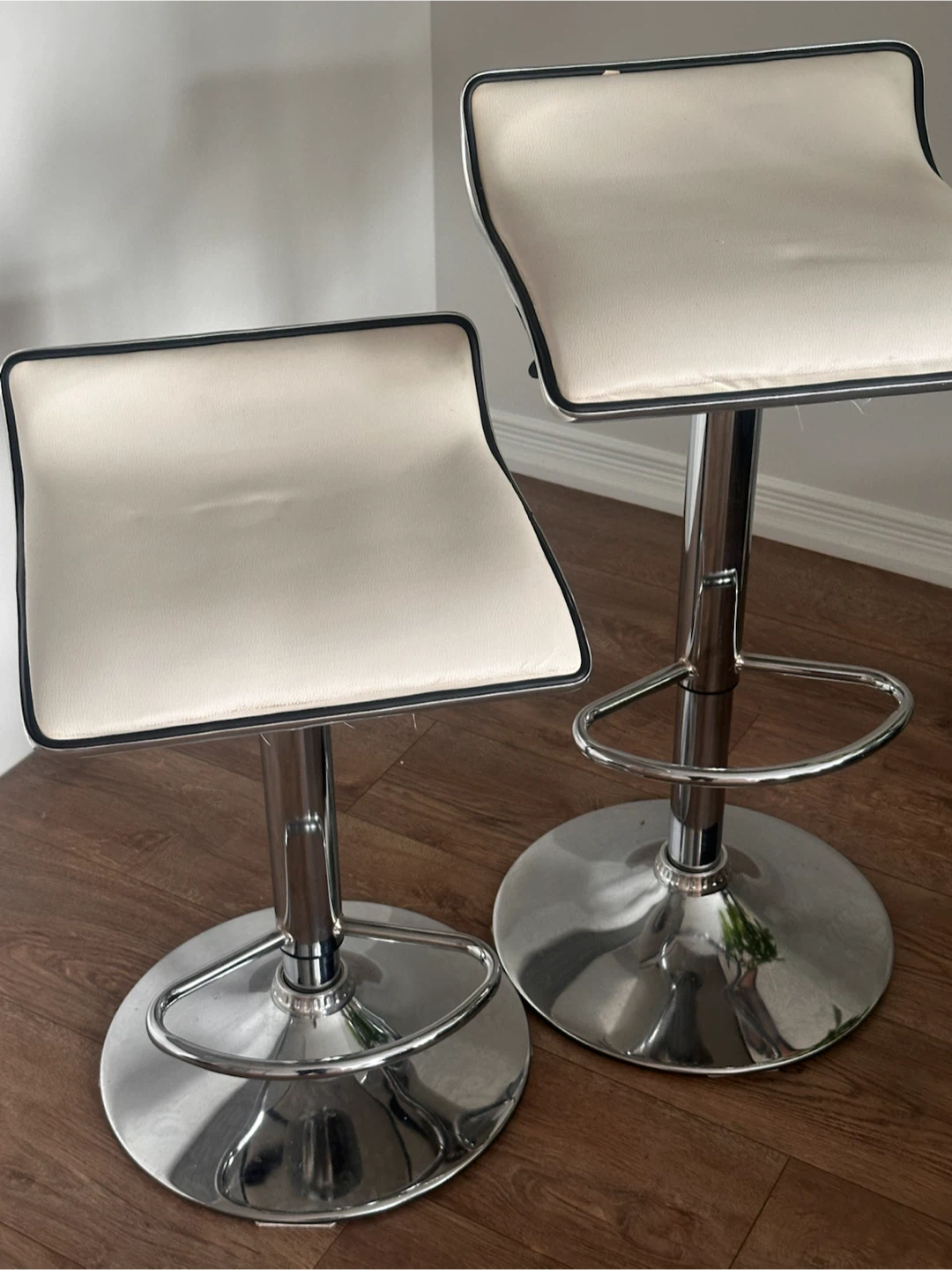 Set of 2 Adjustable White Bar Stools - photo 2
