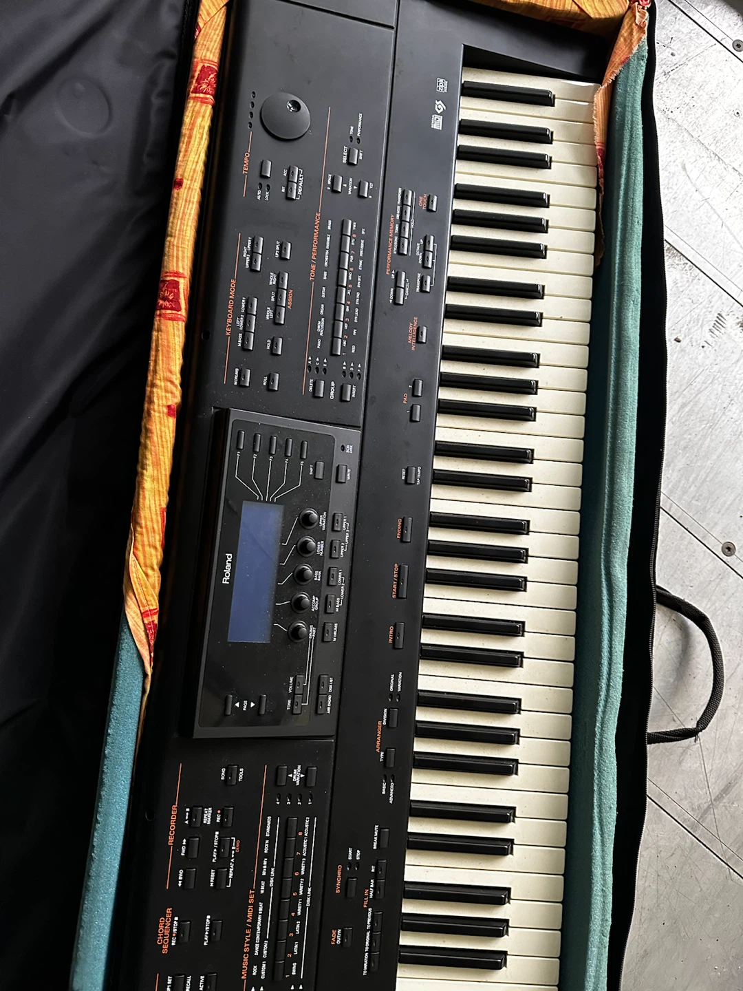 Roland G-1000 Arranger Workstation