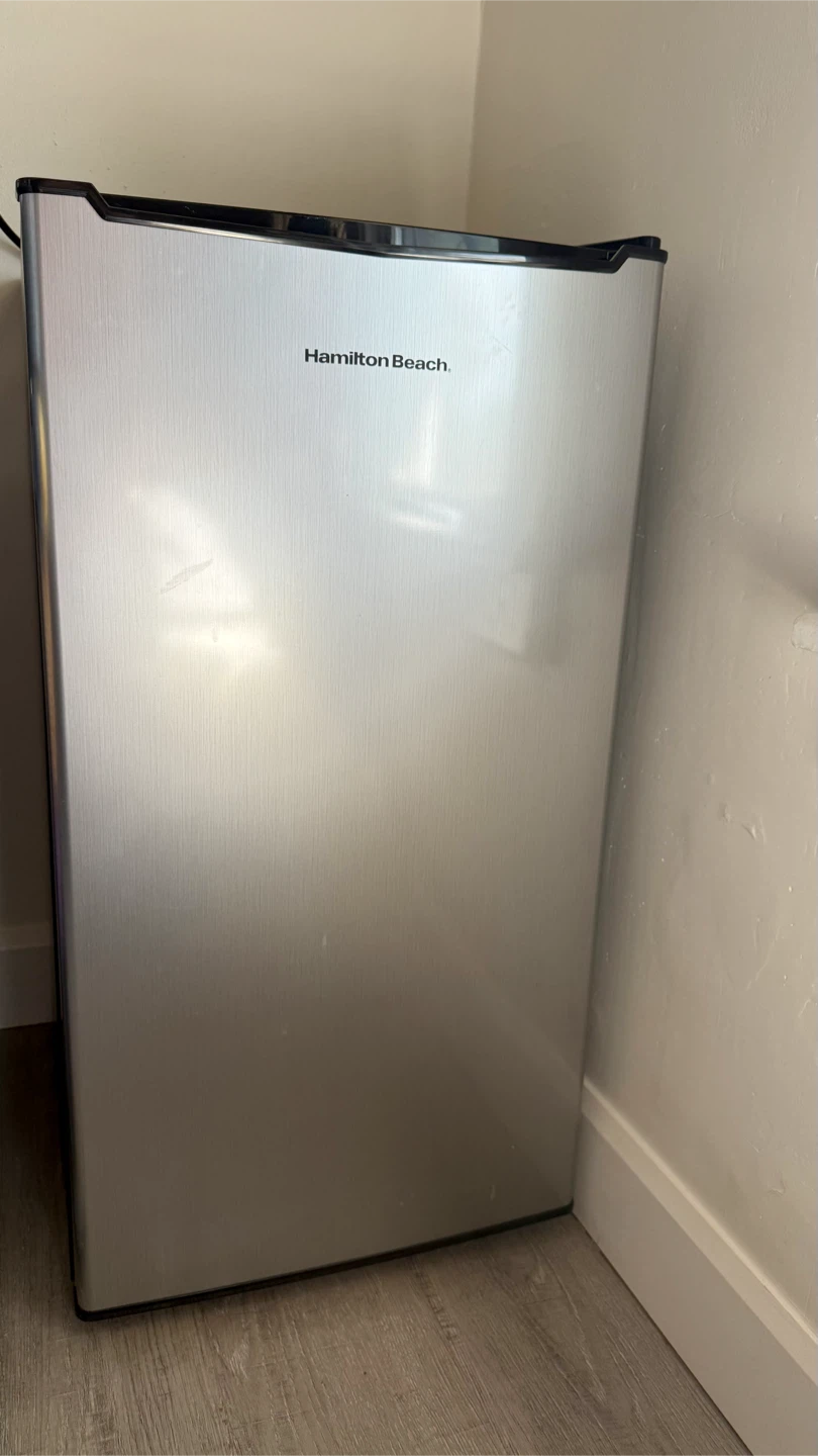 Hamilton Beach Mini Fridge - photo 3