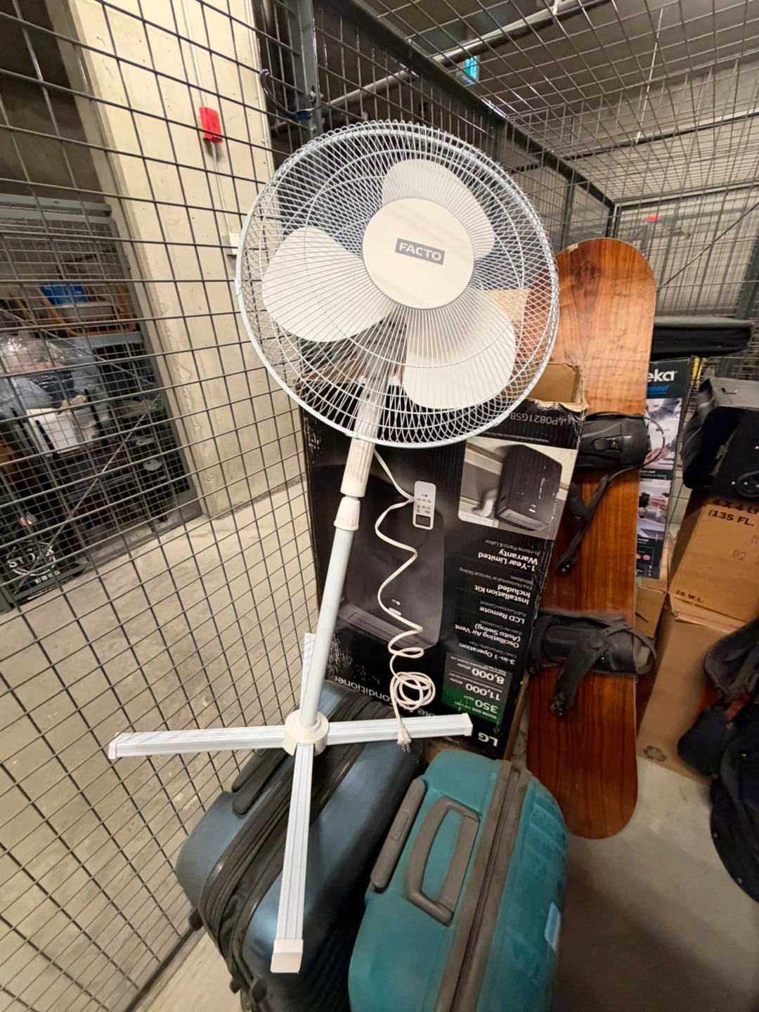 FACTO white pedestal fan