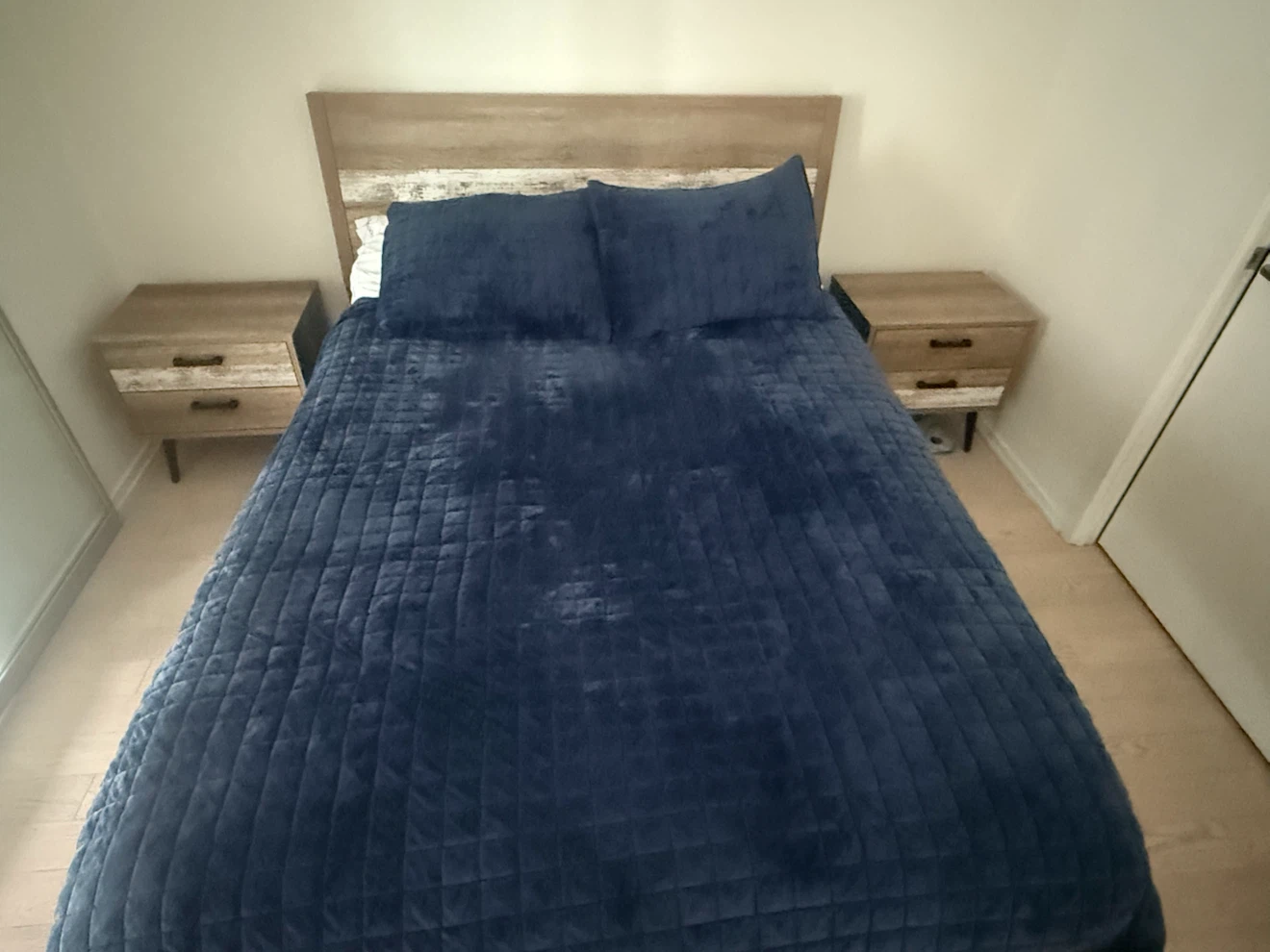 Queen size bed and nightstands