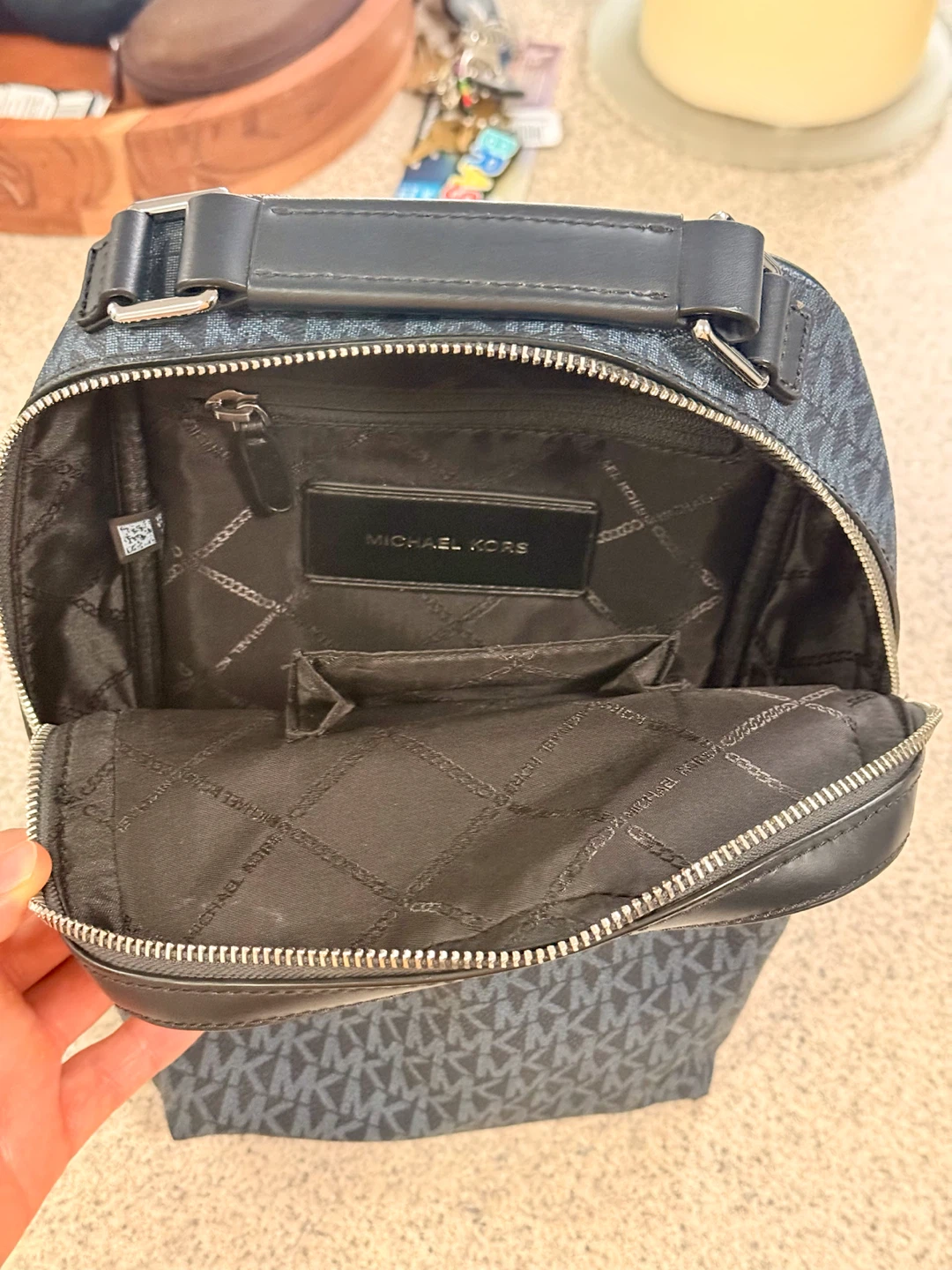 Michael Kors Small Crossbody / Sling Bag - Like New - photo 5