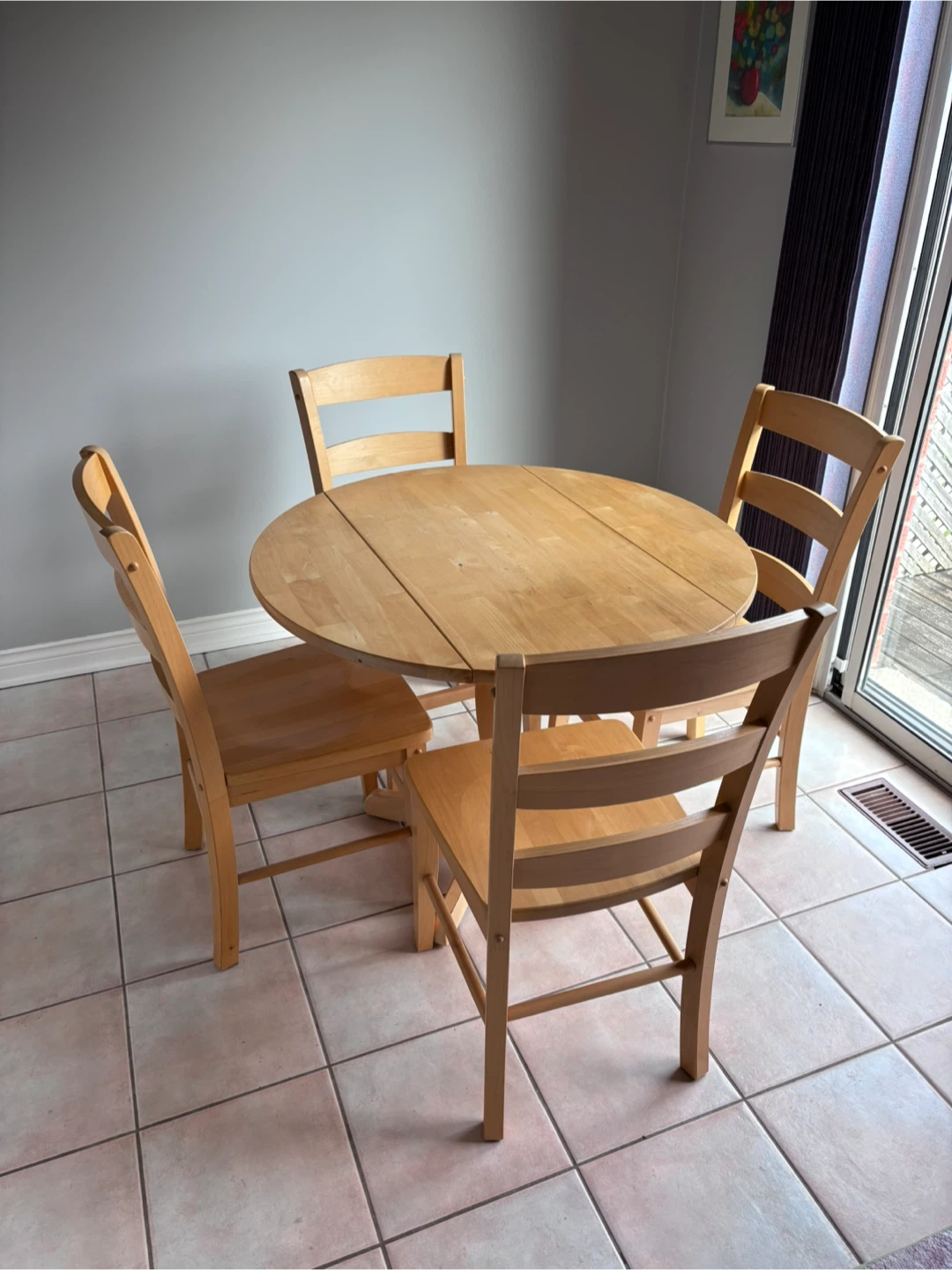 Dropleaf Table with four Chairs