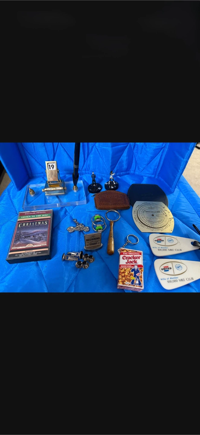 Vintage Collectibles Lot - Cameras, United, Marriott & More - photo 5