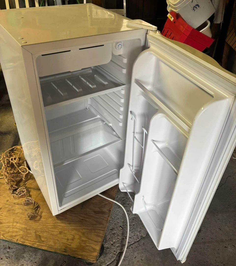 RCA Mini Fridge almost new