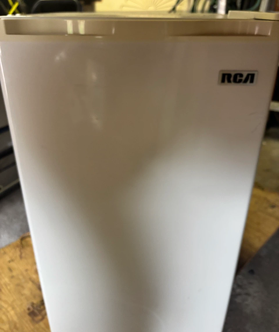 RCA Mini Fridge almost new - photo 2