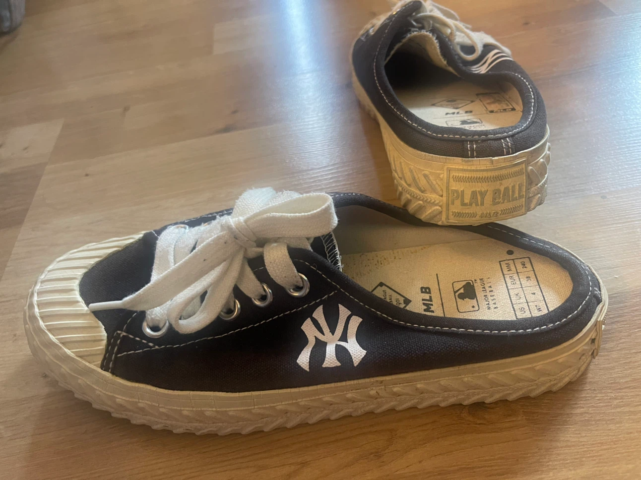 MLB New York Yankees Playball Mule Sneakers size 7 - photo 2