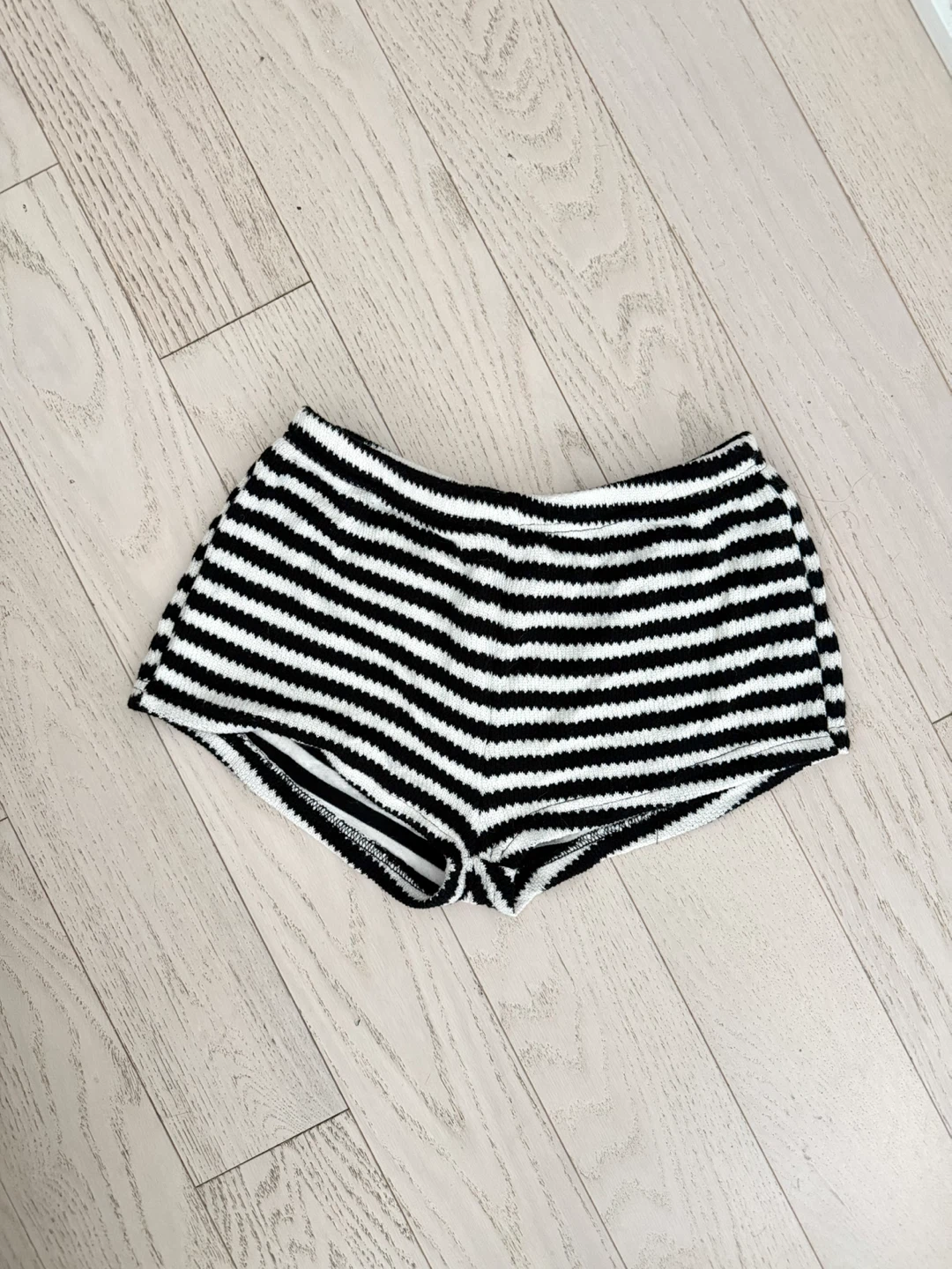 Striped Low/Mid Rise Shorts - size small