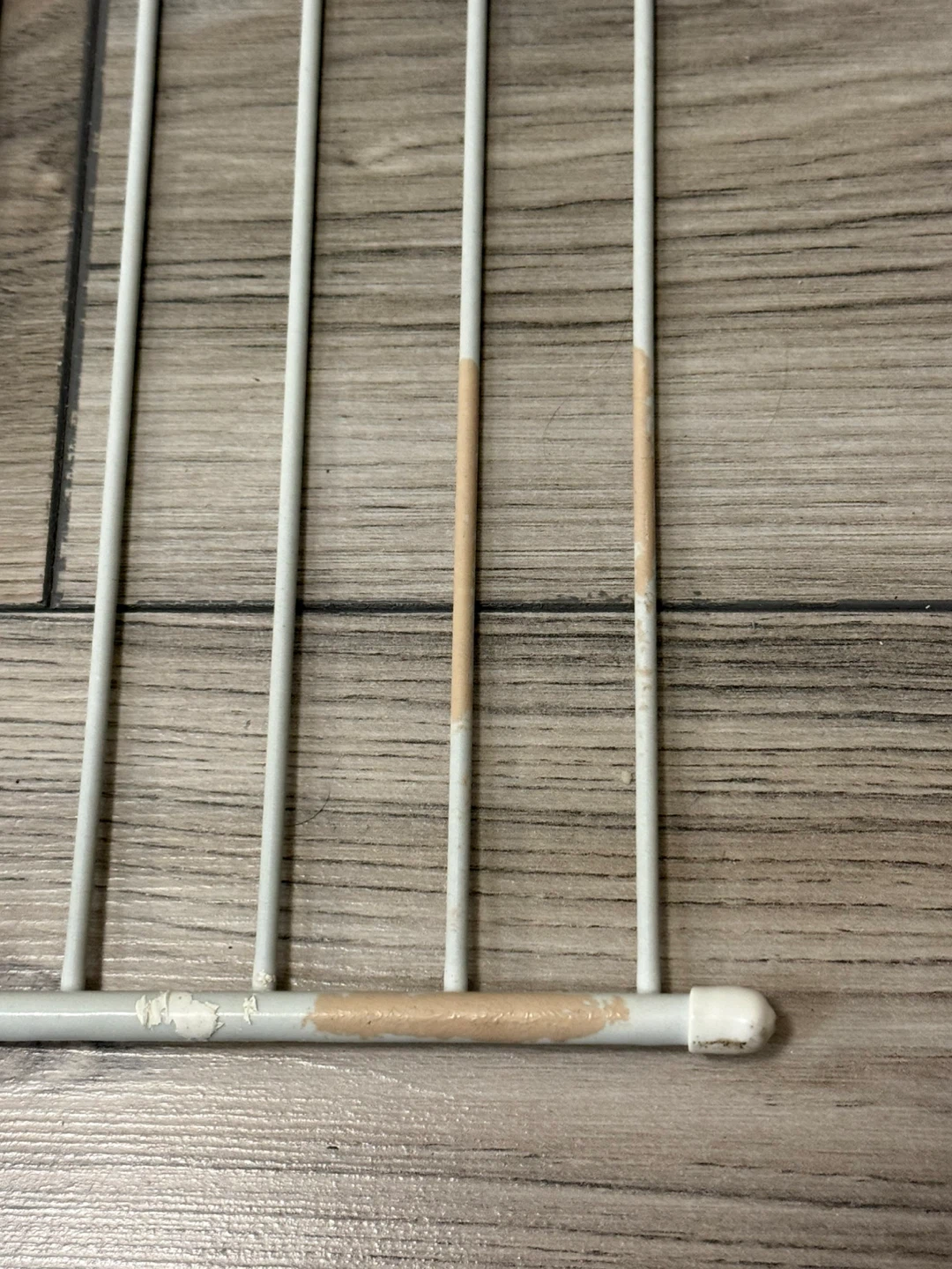 White wire rack with brackets - photo 2