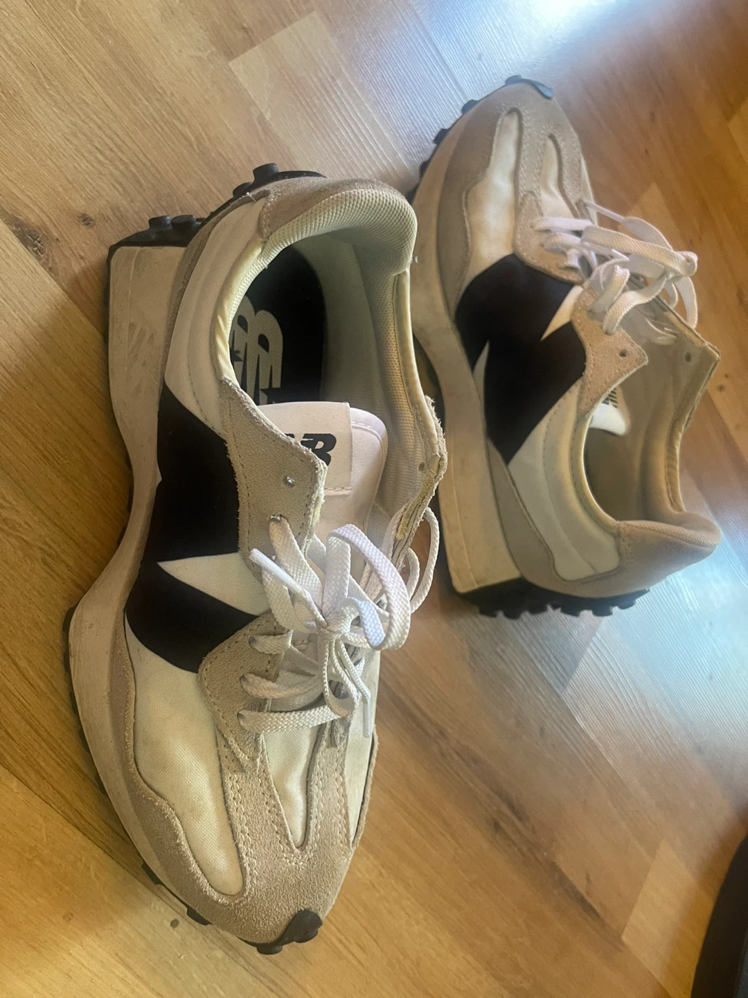 New Balance 327 White and Grey Sneakers US 7.5