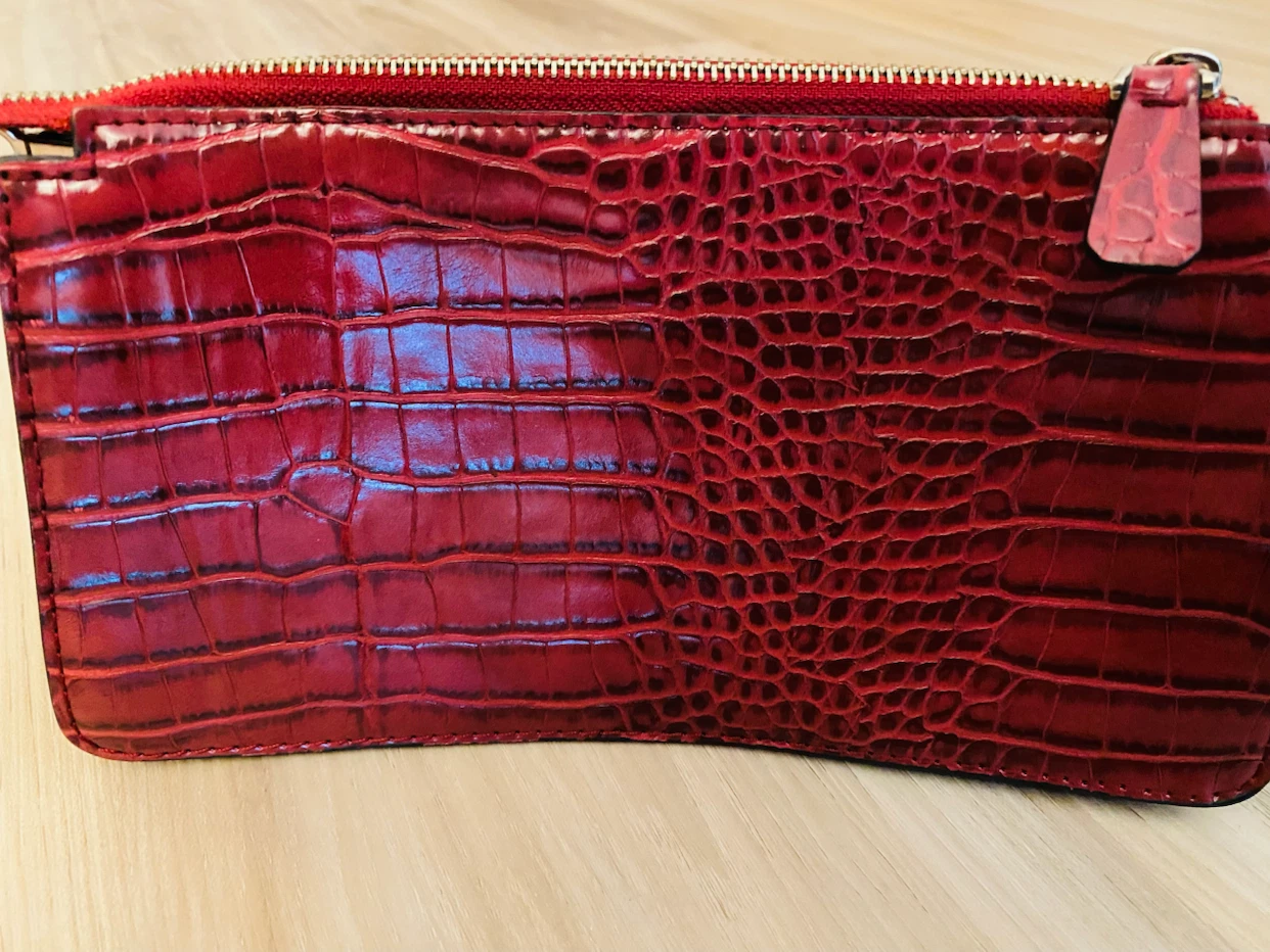 Guess red crocodile embossed clutch - photo 2