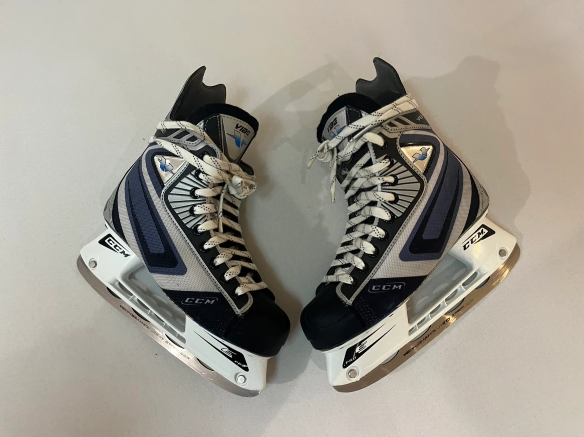 Boys or Teens 5.5 / 7 - CCM Vector Skates