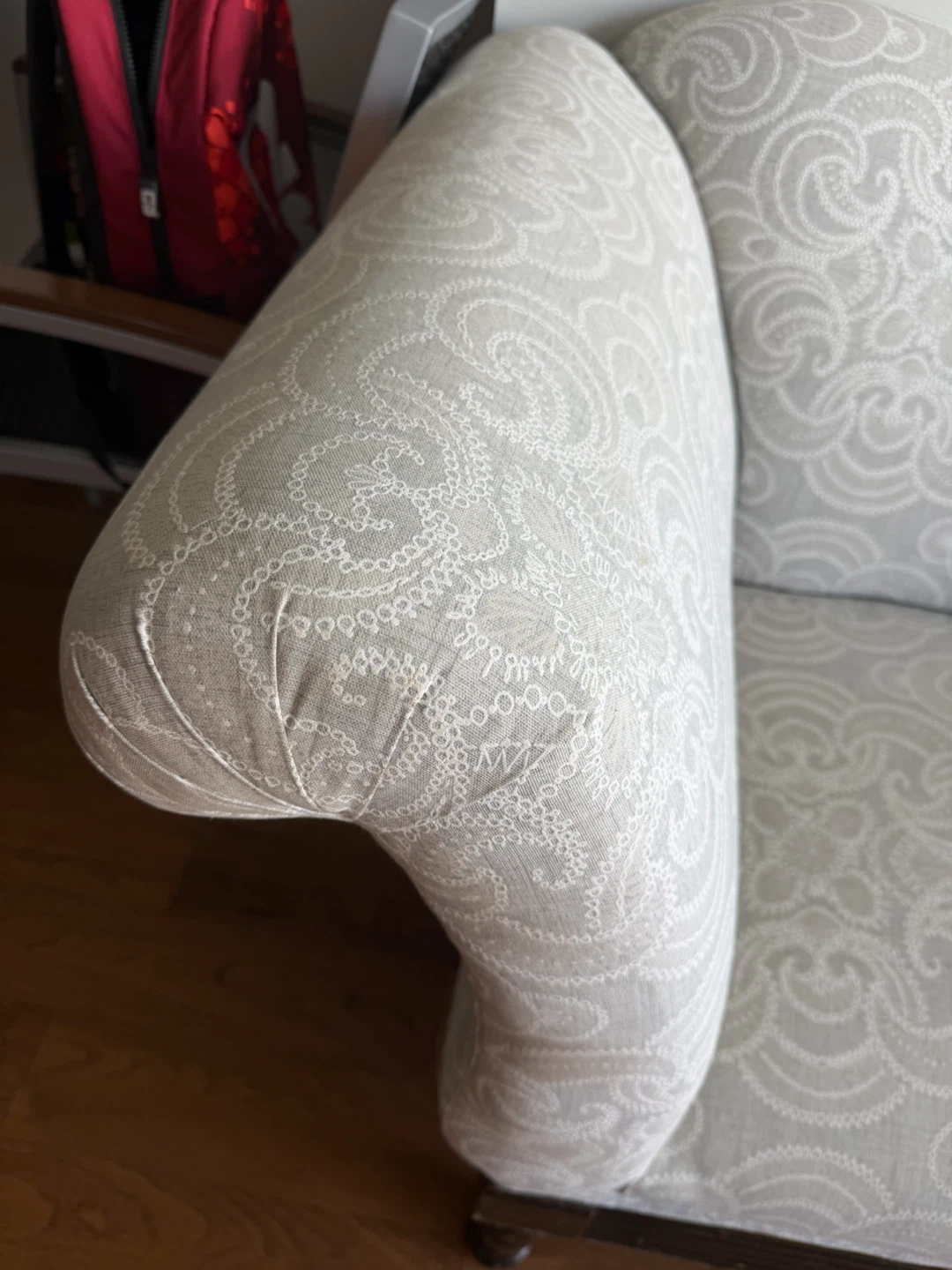 Vintage-style patterned loveseat - photo 3