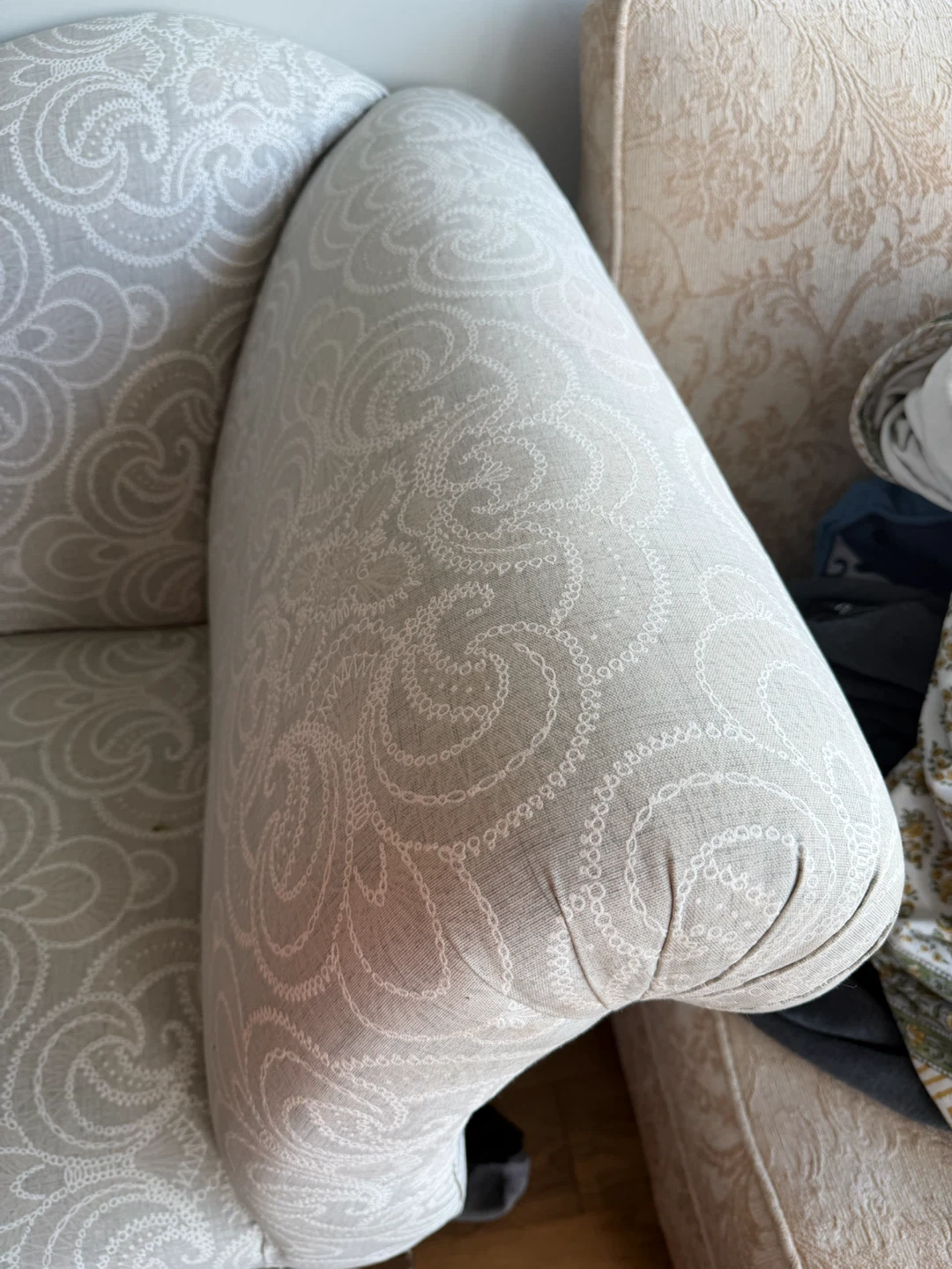 Vintage-style patterned loveseat - photo 4