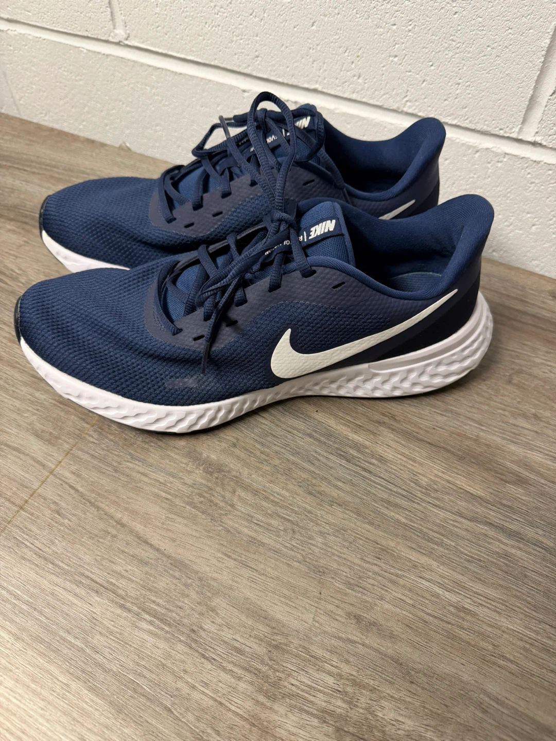 Nike Revolution Running Shoes Size 11 - photo 2