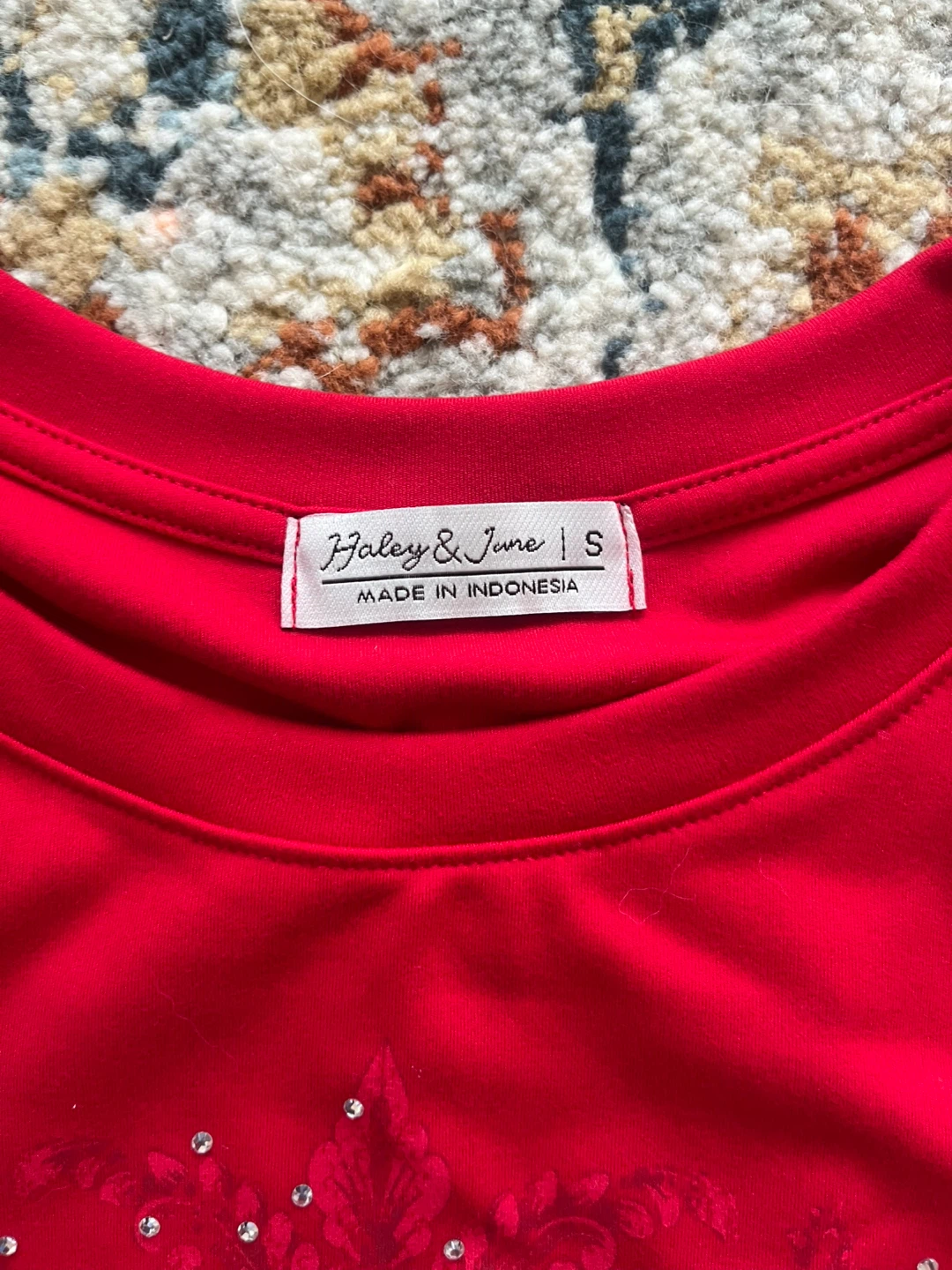 Alt red t-shirt with cross design and studs - photo 2