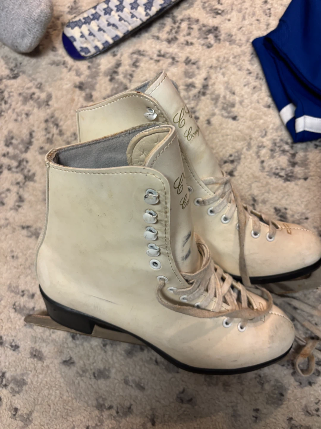 C.C.M. Figure Skates size 7 - photo 2