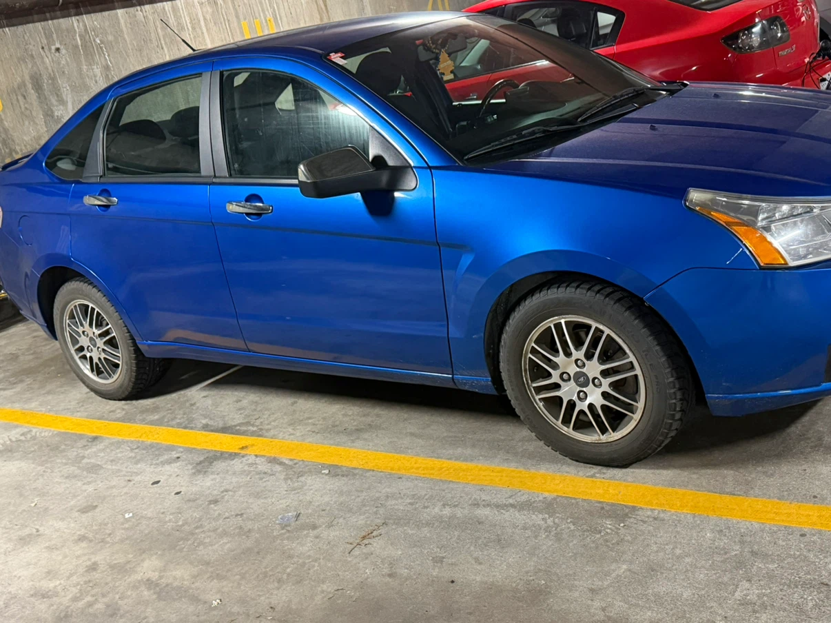 Blue Ford Focus SE - photo 2