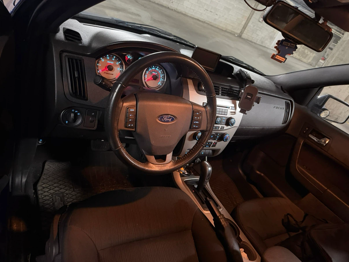 Blue Ford Focus SE - photo 5