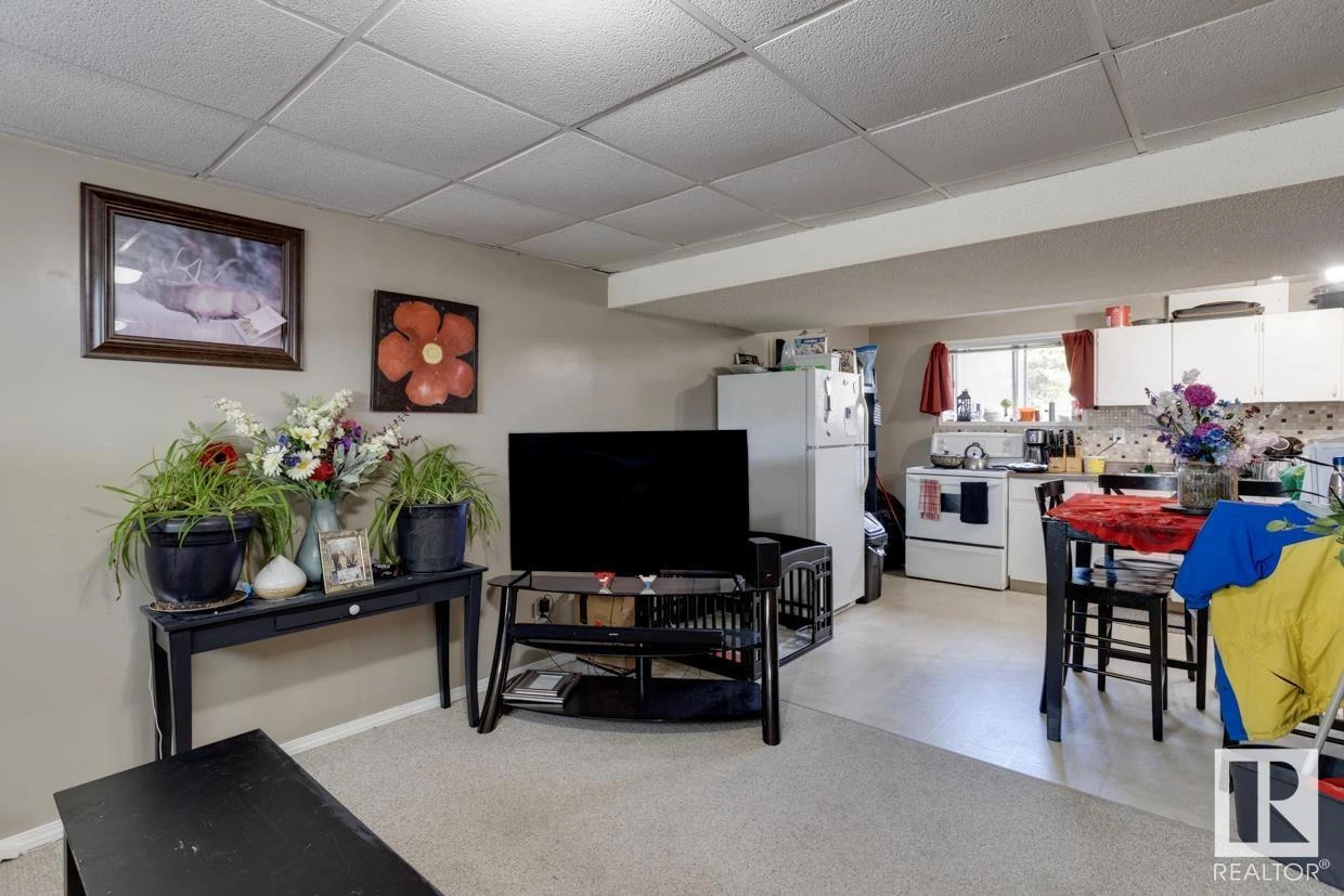 Large Spacious 2 Bedroom 1 washroom basement - photo 4