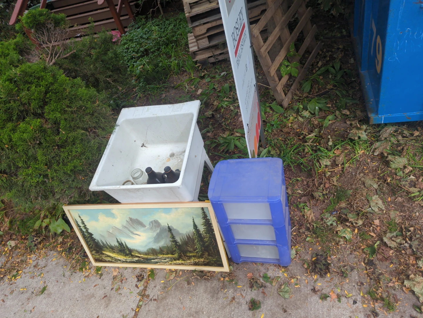 Free stuff (Riverdale Ave between Logan & Carlaw)