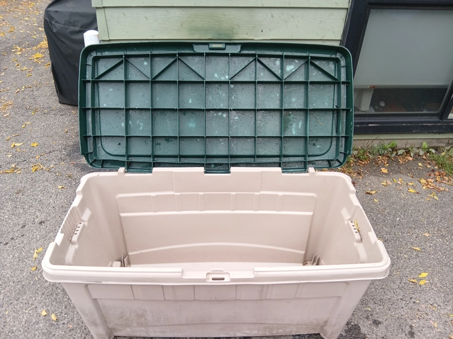 Large Rubbermaid Outdoor Durable Plastic Storage Deck Box - photo 3