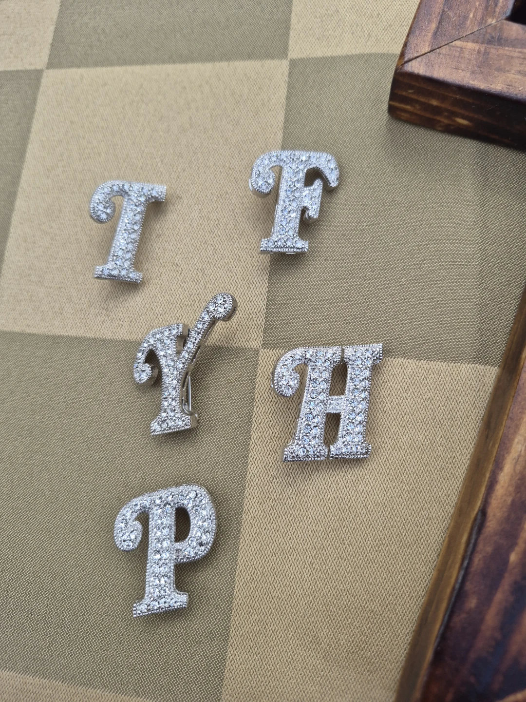 Beautiful 1 1/2" Letter Fashion Brooches - photo 2