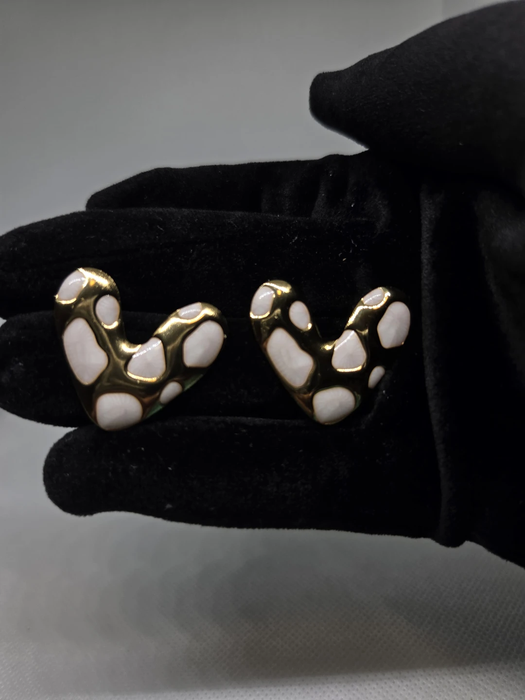Creamy Cat Eye Poca Dot heart earrings, Stainless Steel - photo 3