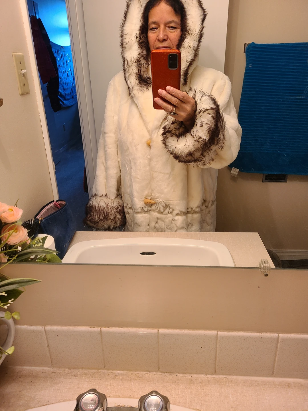 White faux fur parka with hood - photo 2