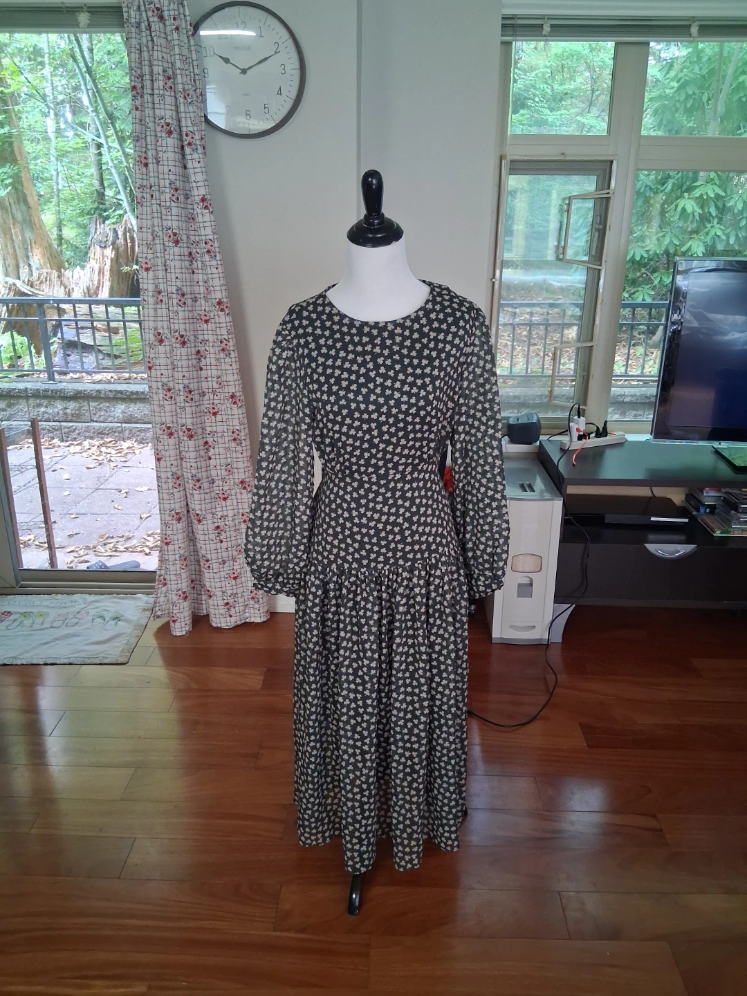 Long-Sleeved Brown Clover Pattern Midi Dress - photo 2