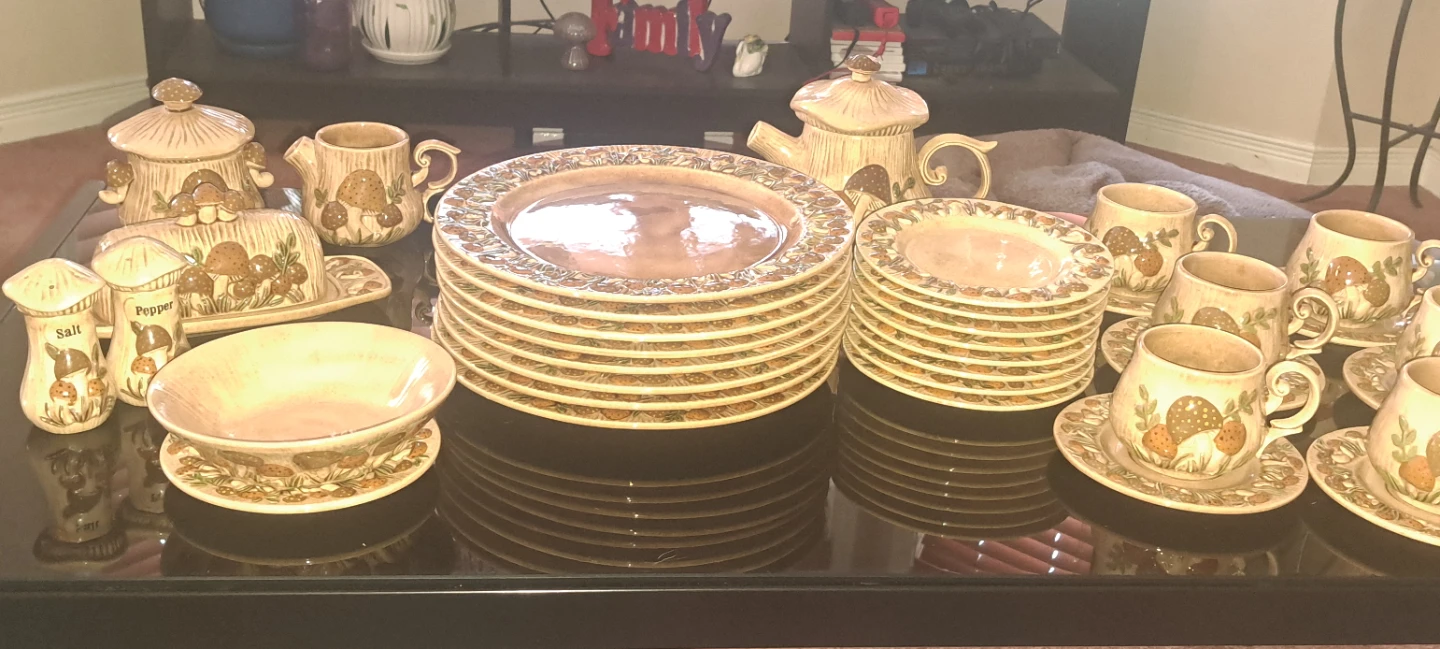 Vintage Mushroom Ceramic Dinnerware Set - photo 3