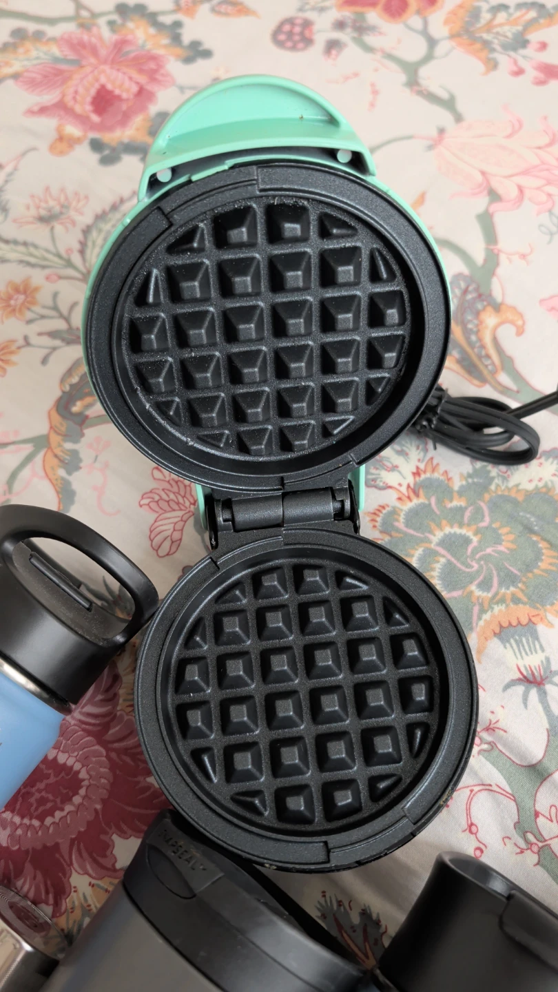 Kitchen bundle with water bottles and waffle maker - photo 2
