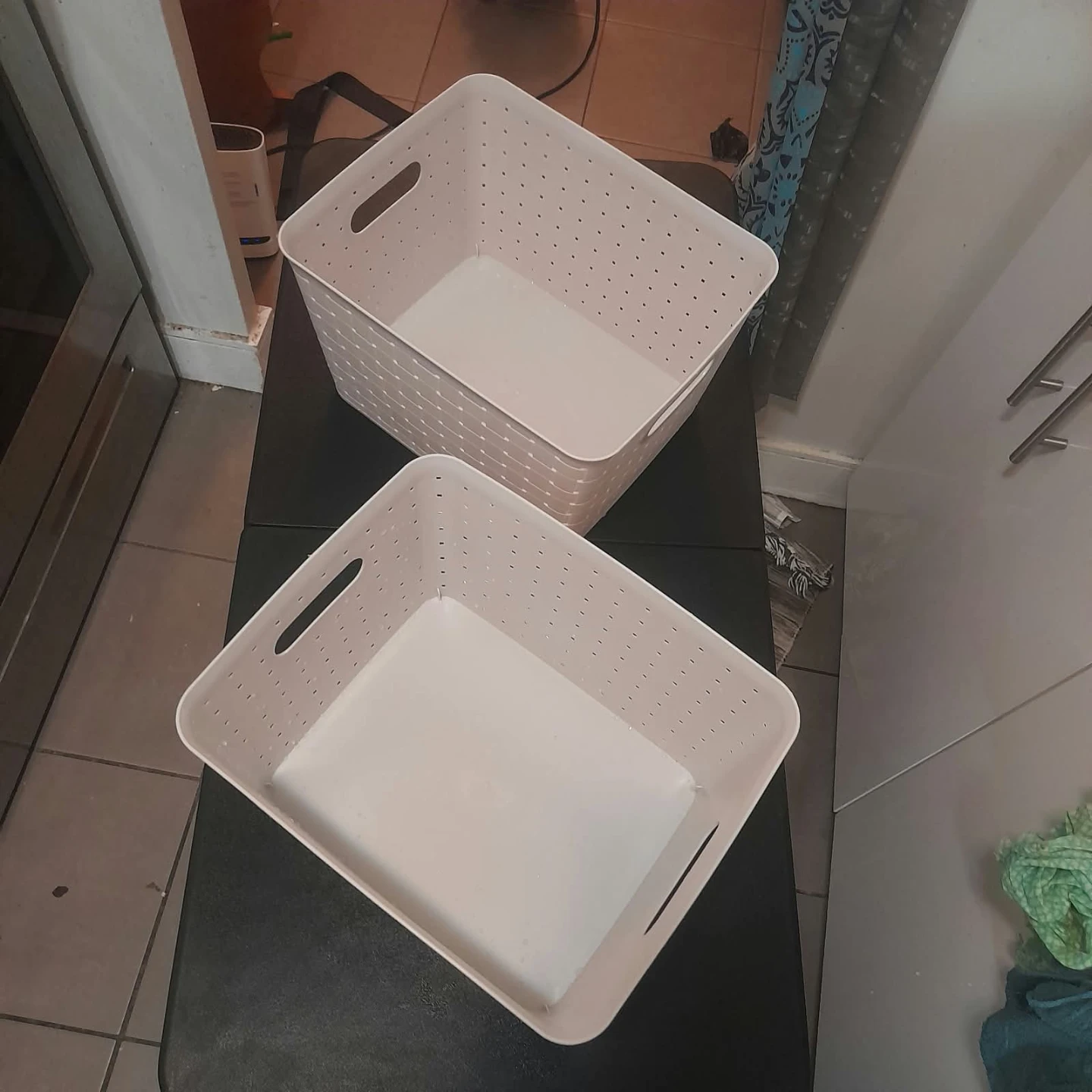 Two white plastic storage baskets 🏈 - photo 3