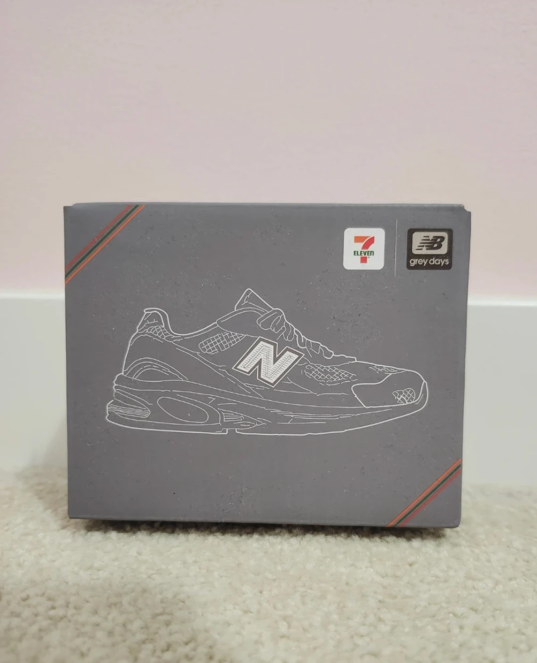 LIMITED EDITION New Balance 7-Eleven Miniature Shoe Model - photo 2
