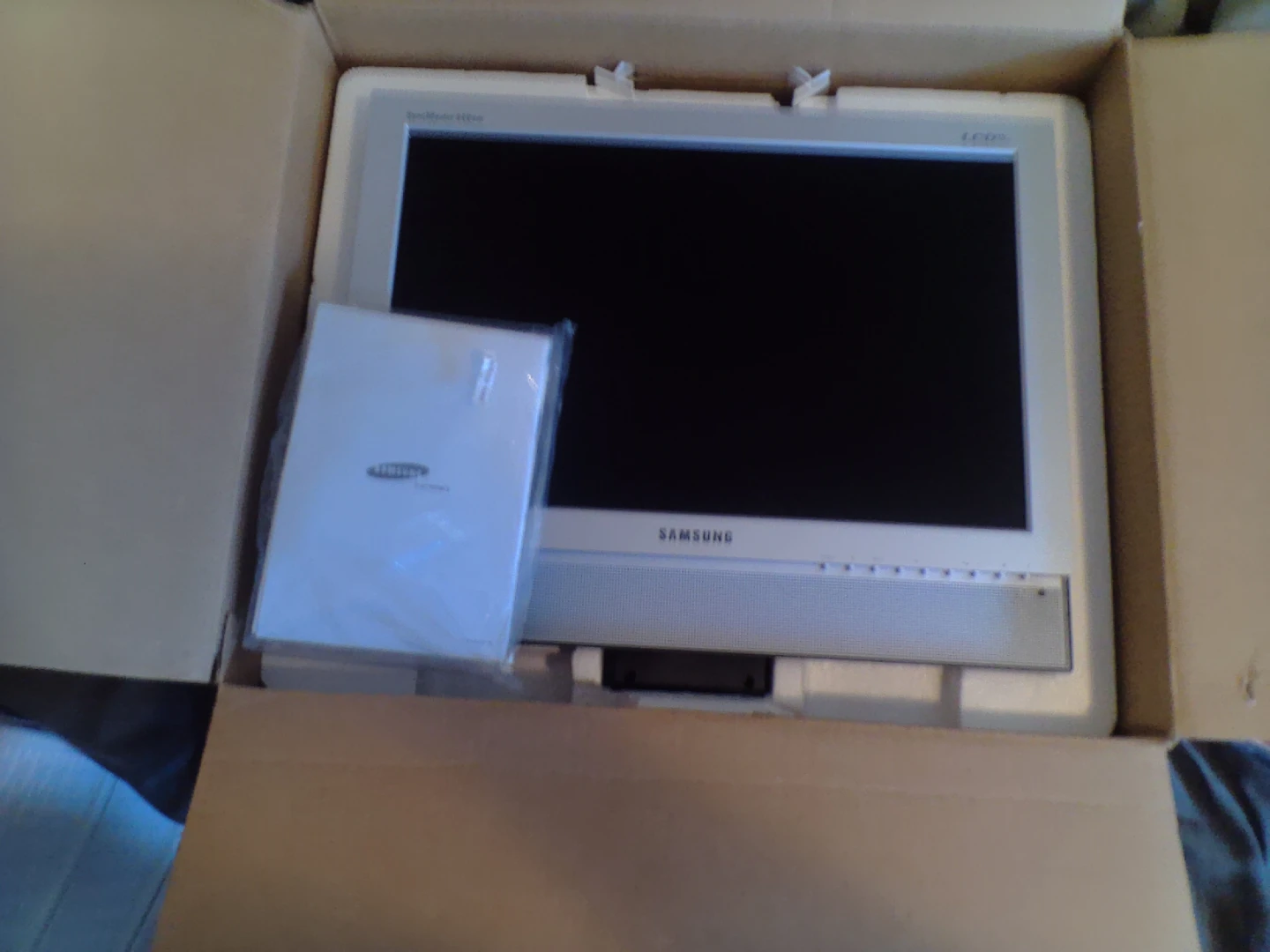 Samsung SyncMaster 940MW LCD Monitor