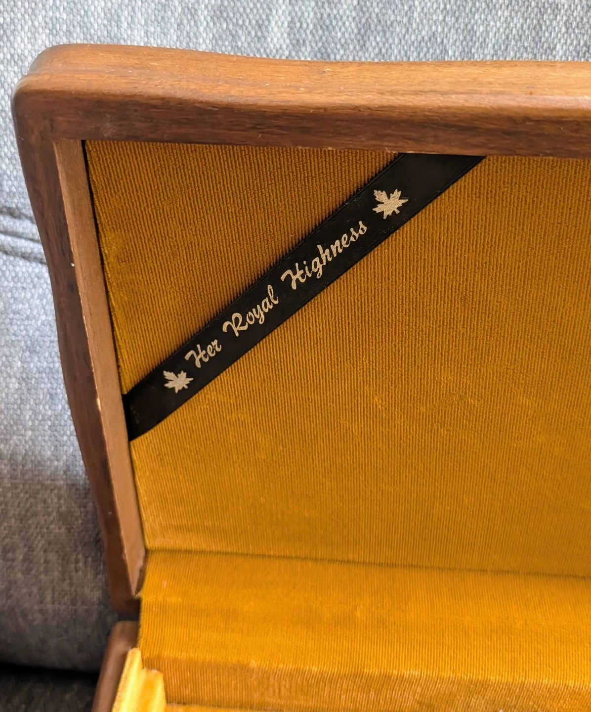 Her Royal Highness Vintage Wooden Jewelry Box - photo 3