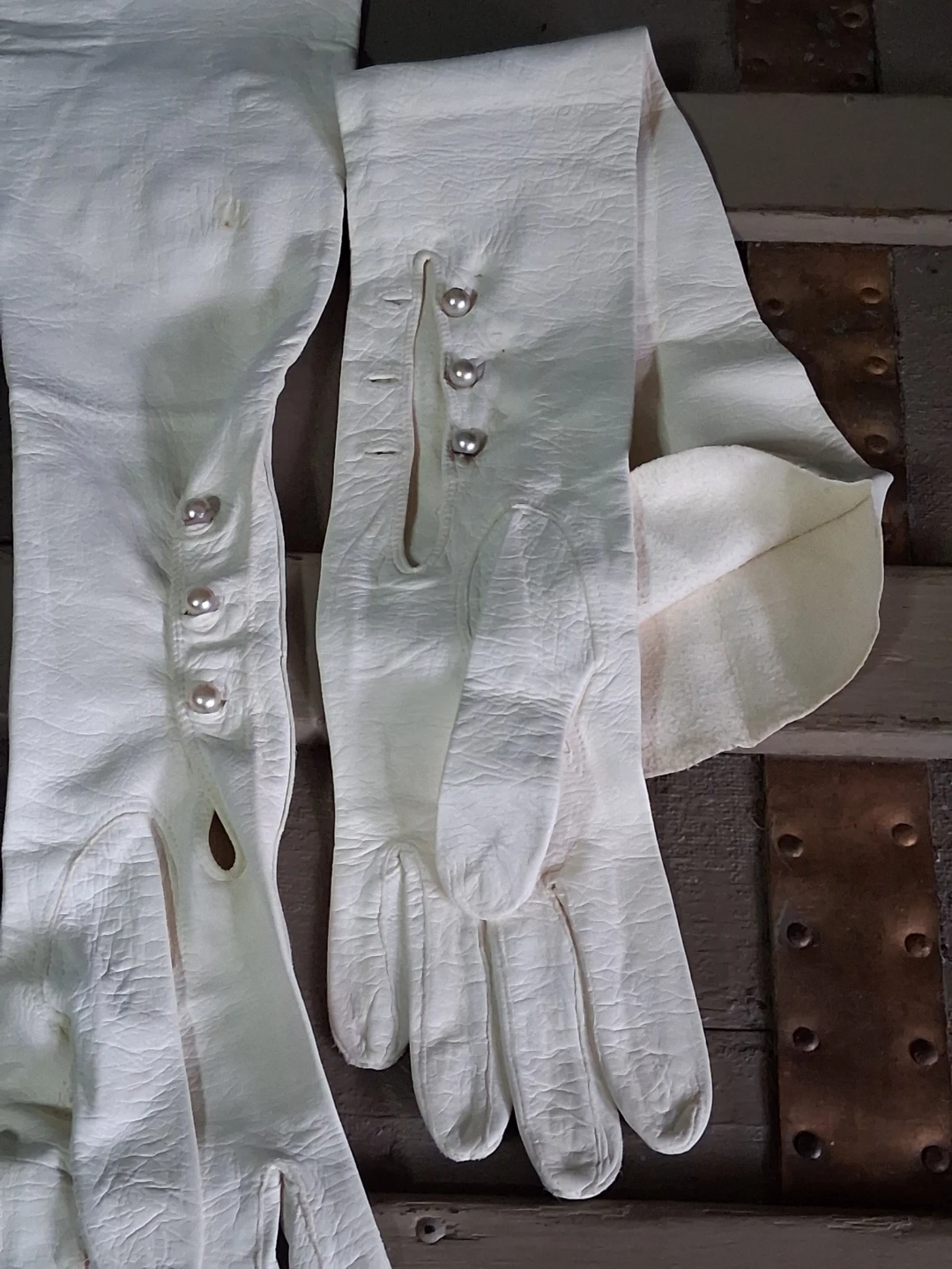 Sexy antique White Leather Opera/ wedding Gloves with Pearls. - photo 3