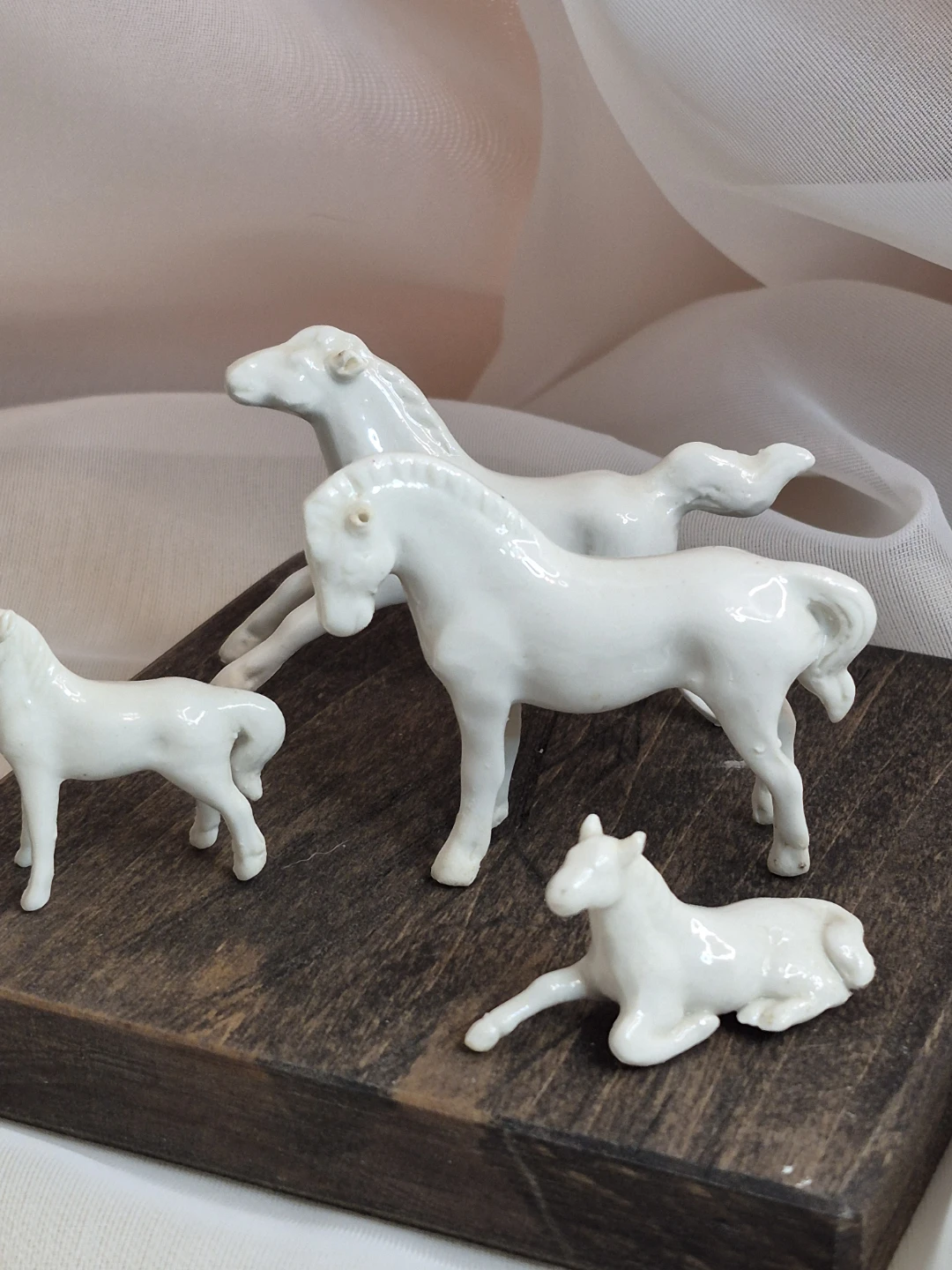 Set of 7 Vintage Little White Porcelain Horse Figurines - photo 3