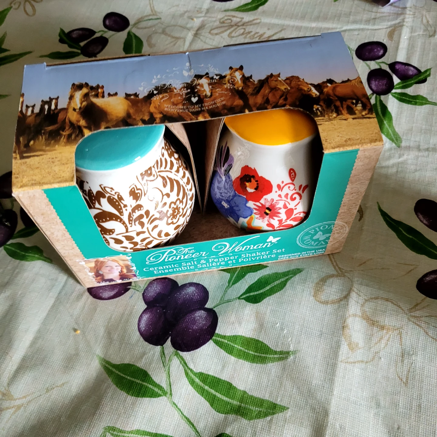 The Pioneer Woman Ceramic Salt & Pepper Shaker Set