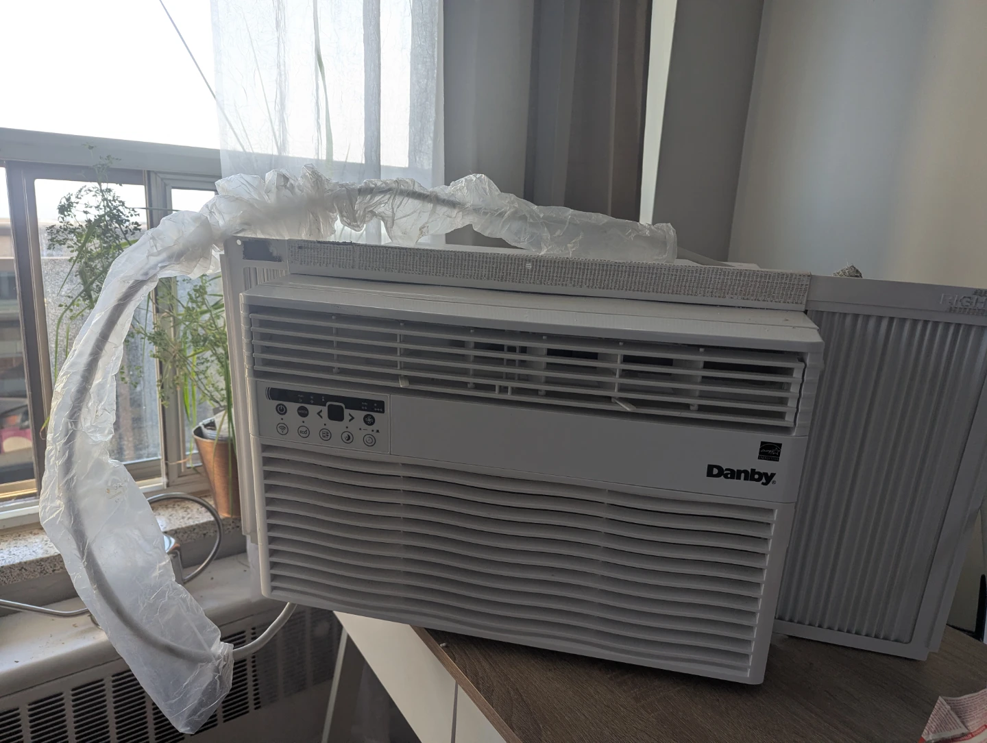 Danby Window Air Conditioner - photo 2