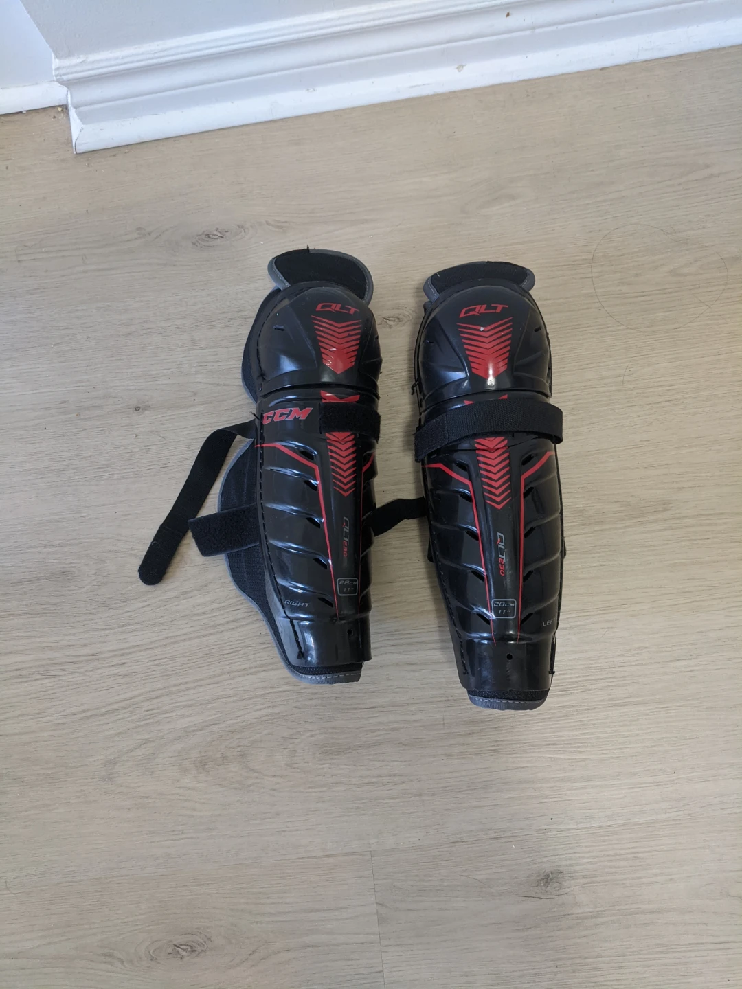 CCM QLT 230 Shin Guards Junior
