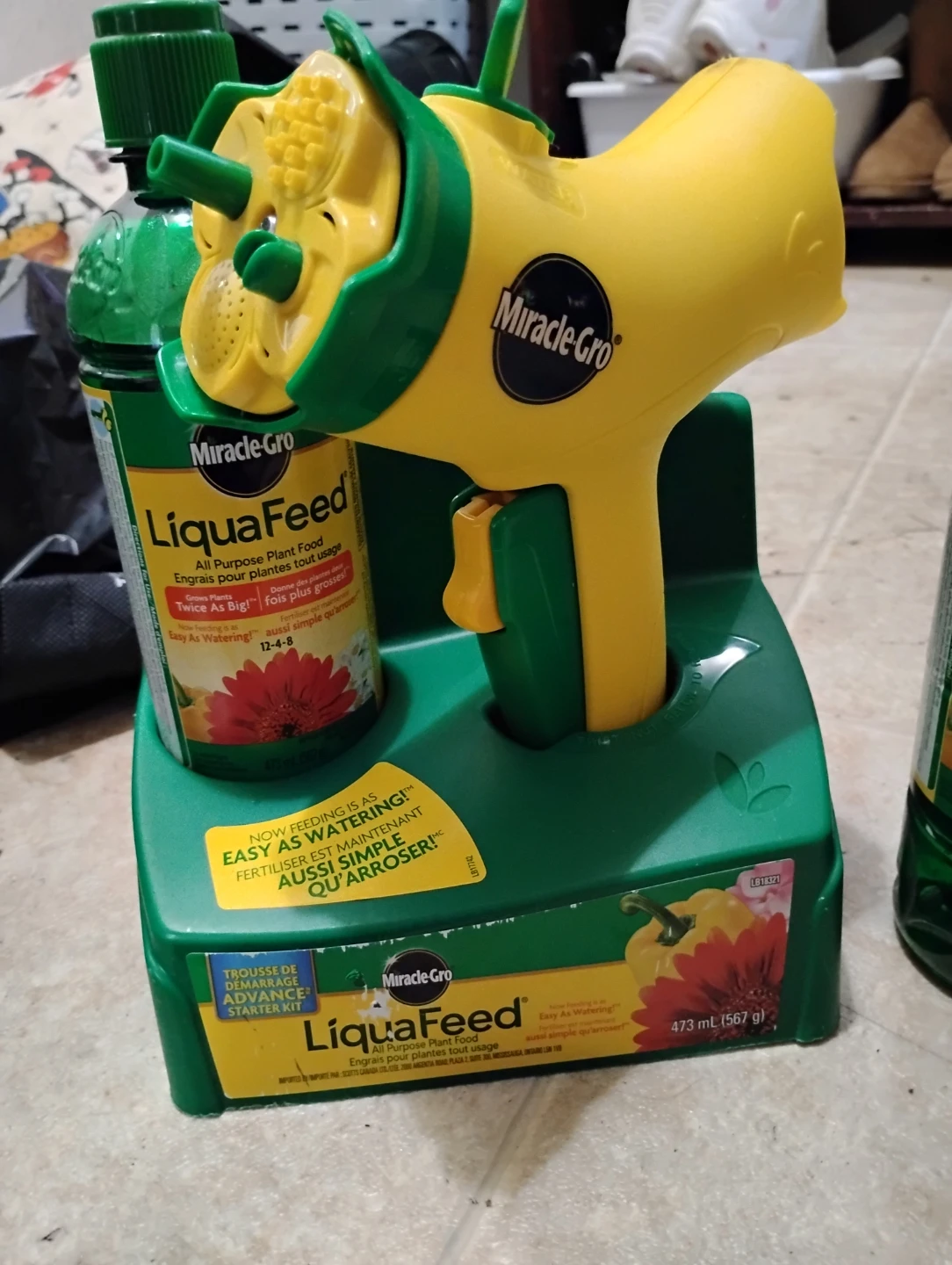 Miracle-Gro Plant Food and LiquaFeed Starter Kit - photo 2