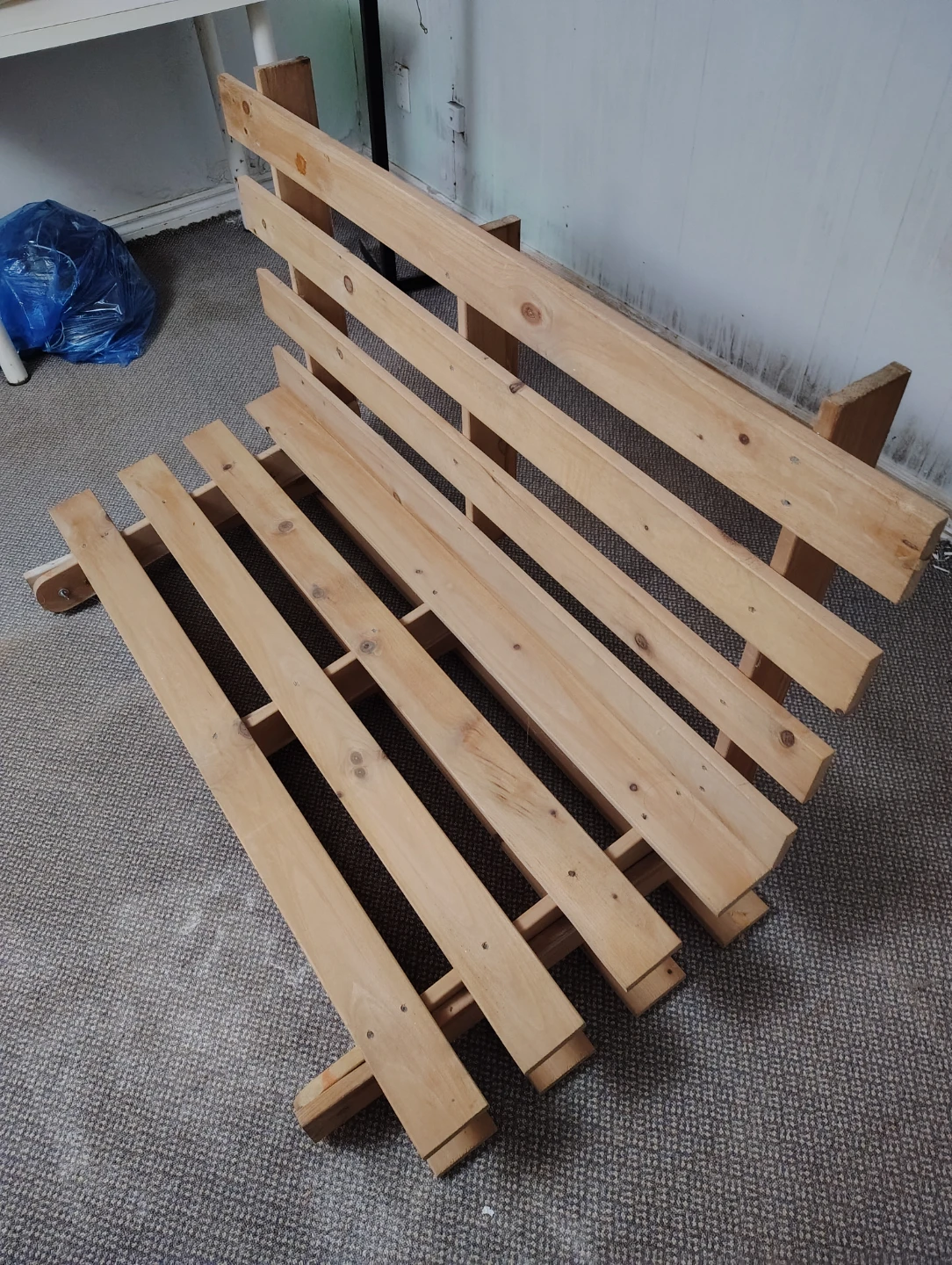 Futon frame foldable
