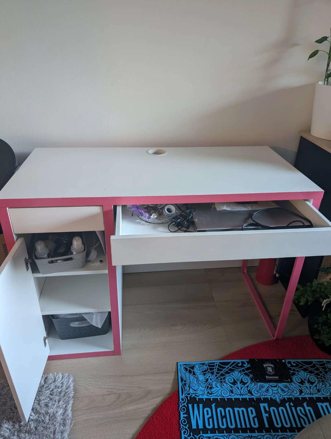 White and pink desk - photo 3