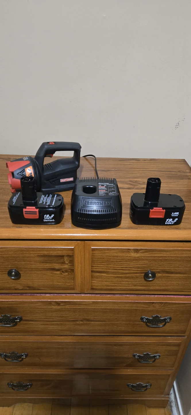 Craftsman 19.2v Die Hard Batteries With Charger And Flashlight