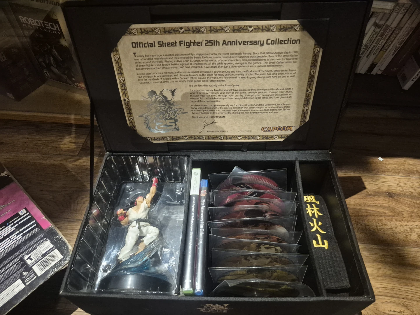 Street Fighter 25th Anniversary Collector's Set Xbox 360 - photo 3